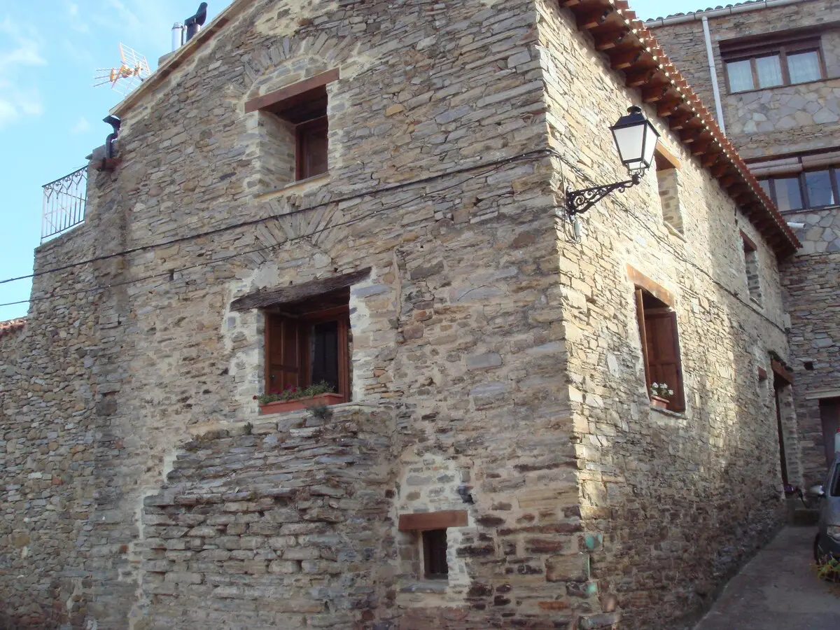 Fachada de piedra de la casa en una calle de Yanguas